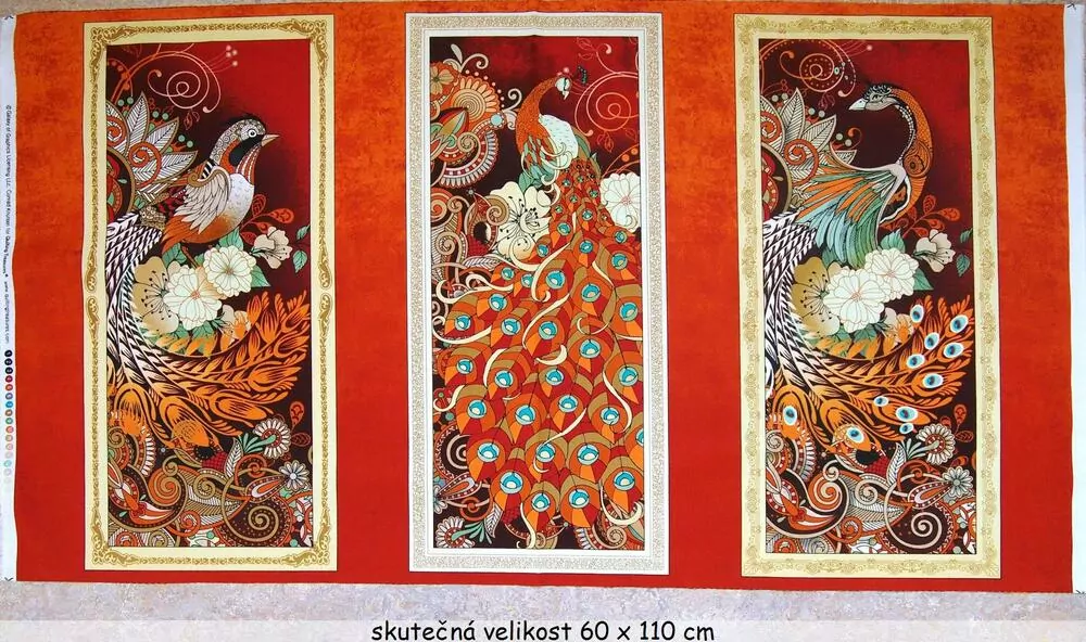 Pávi se zámeckými květy