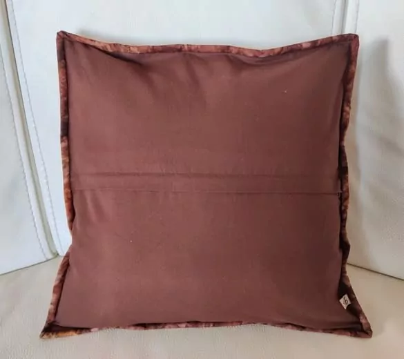 Polštář s hnědými listy