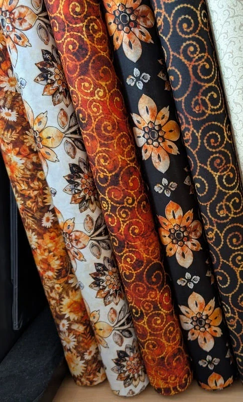 FQ Žluté spirály na makaté oranžovohnědéé