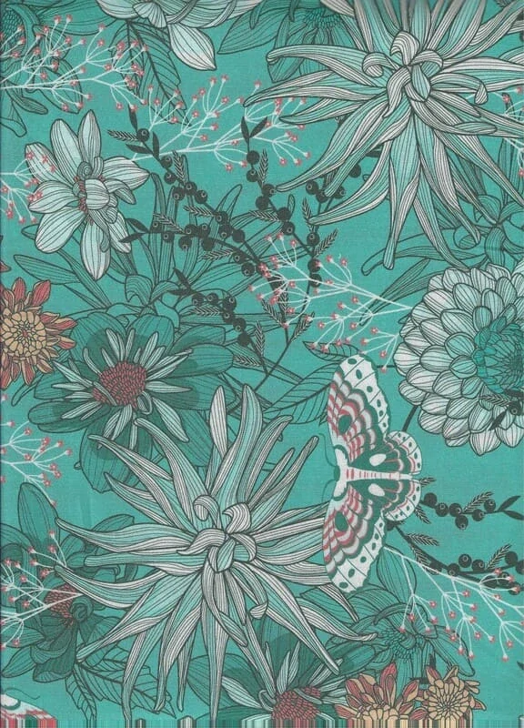 FQ Velké bílé a rezavé květy jiřin a můry na zelené