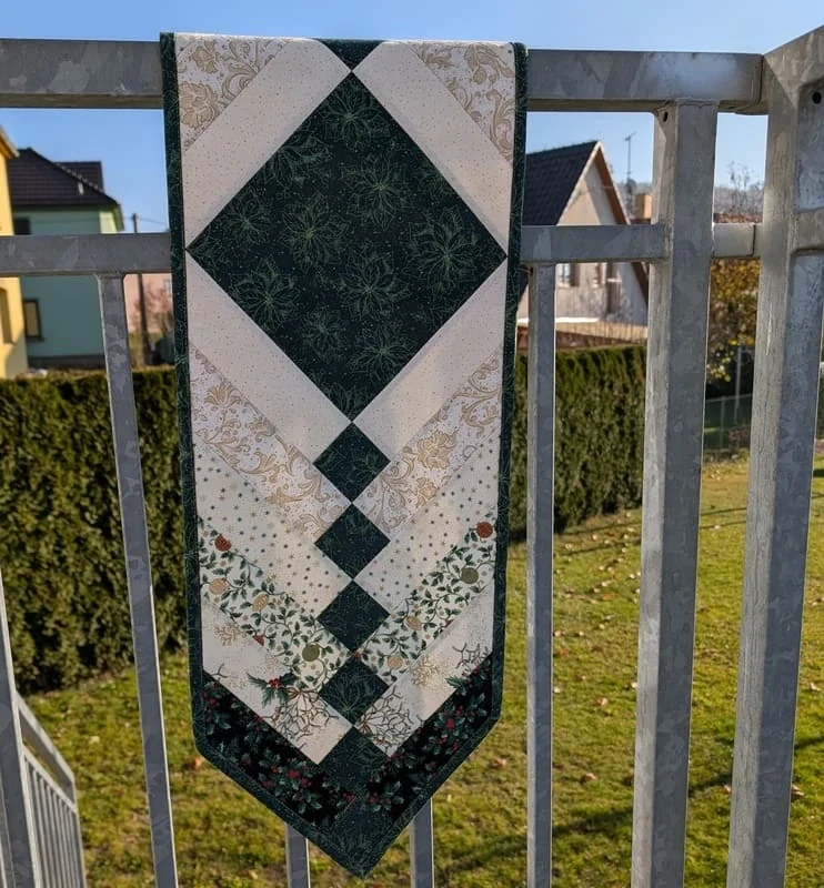 Vánoční patchworkový běhoun se zelenou vánoční hvězdou