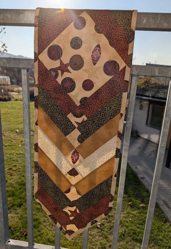 Tradiční vánoční patchworkový běhoun