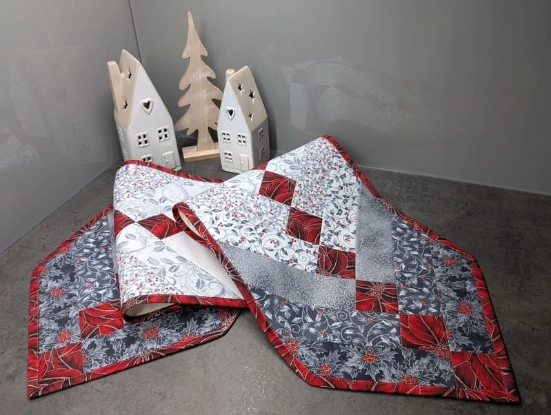 Vánoční patchworkový běhoun červeno šedý