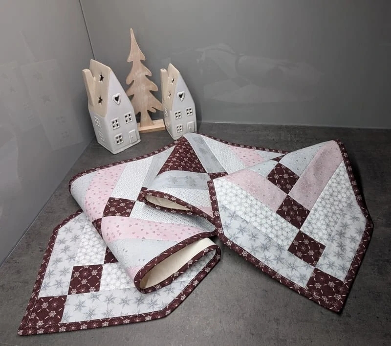 Růžovo šedý vánoční patchworkový běhoun