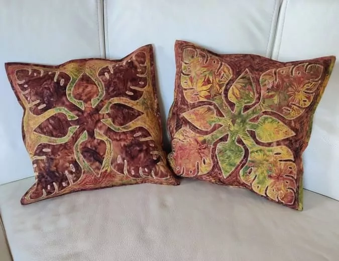 Polštář s hnědými listy