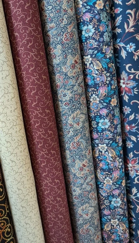 FQ Kytičkový drobný barevný vzor na béžové