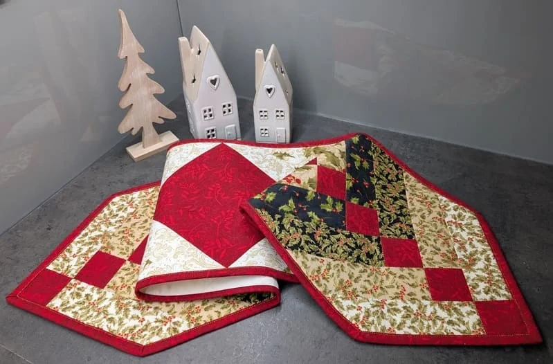 Červeno zeleno zlatý vánoční patchworkový běhoun