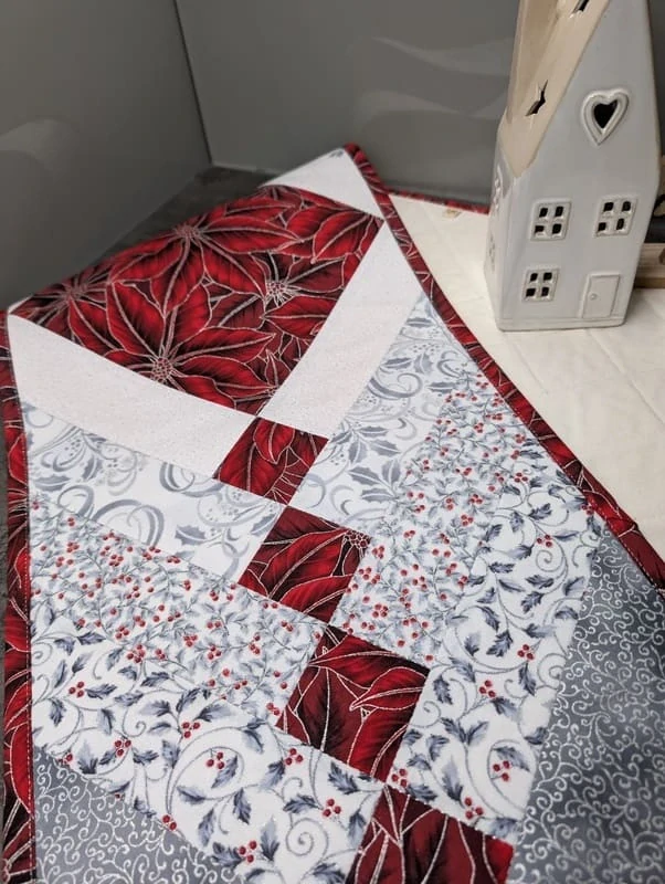 Vánoční patchworkový běhoun červeno šedý