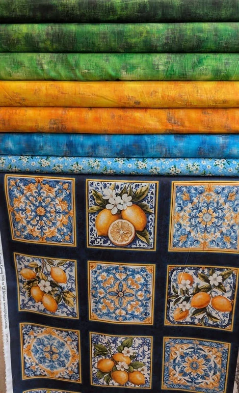 Látka na patchwork květy citroníku na světle modré