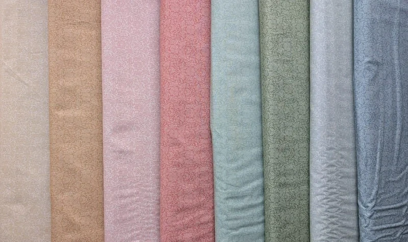 Látka na patchwork smetanové obrysy kytiček na modré