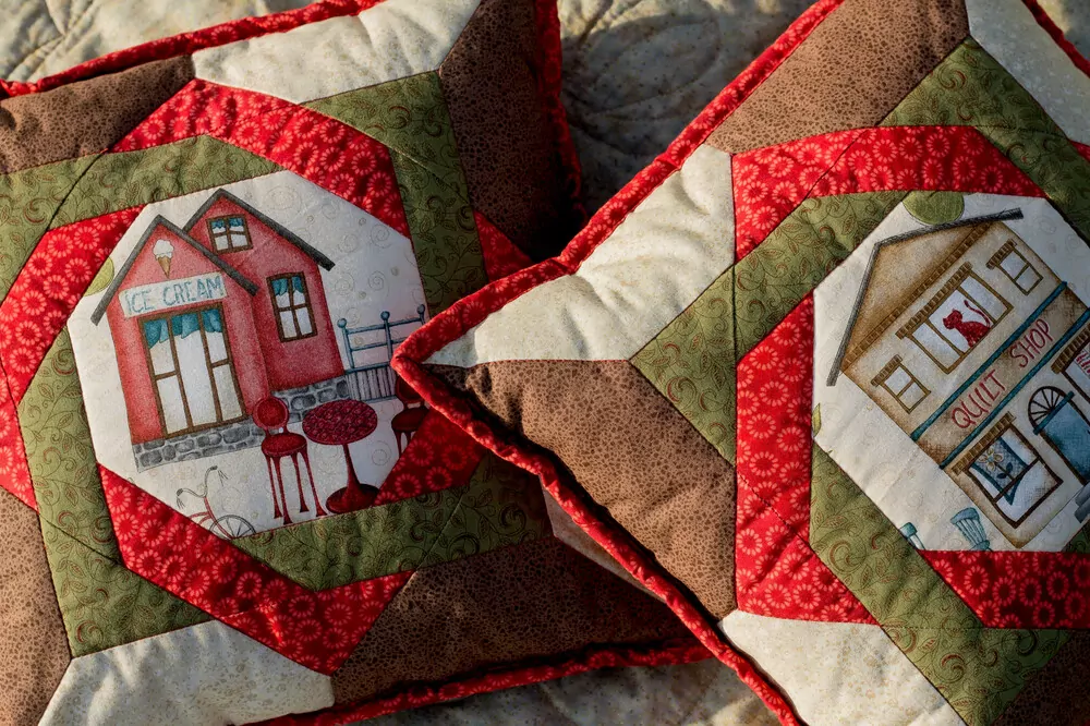 Polštář s červeným domečkem