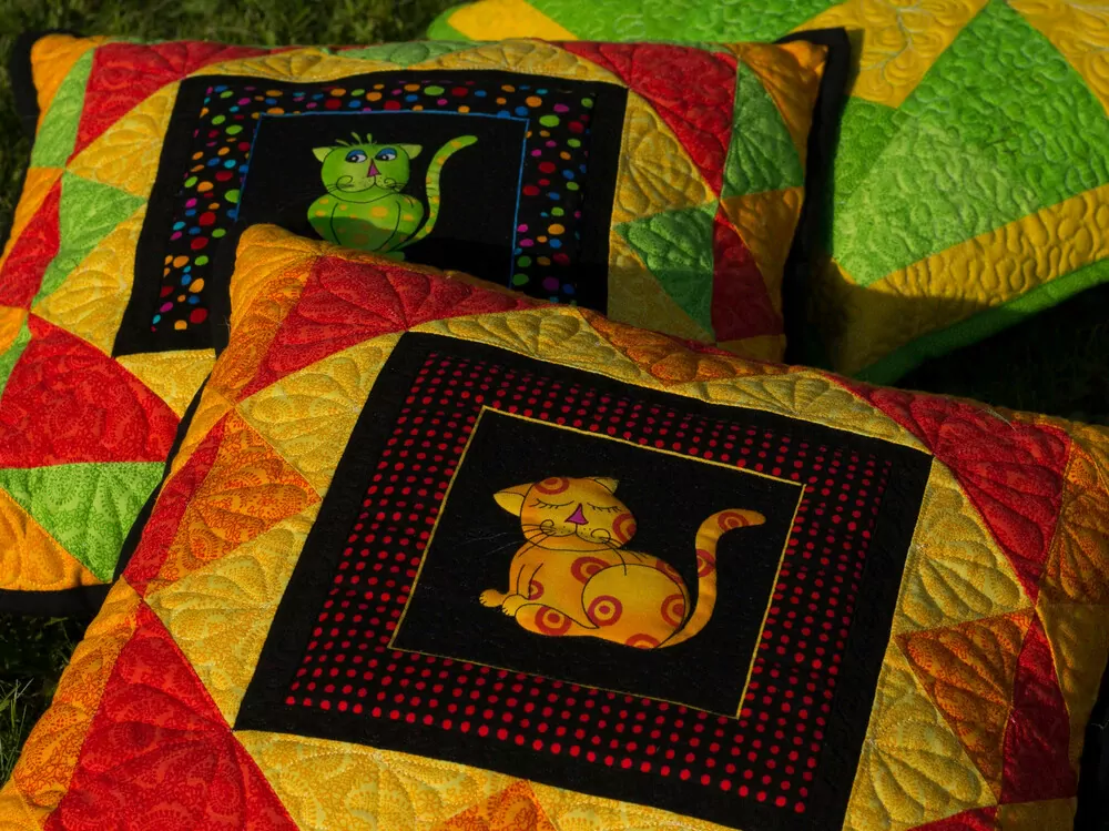 Polštář se žlutou spící kočičkou