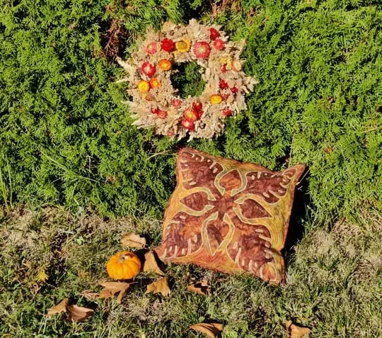 Polštář s hnědými listy