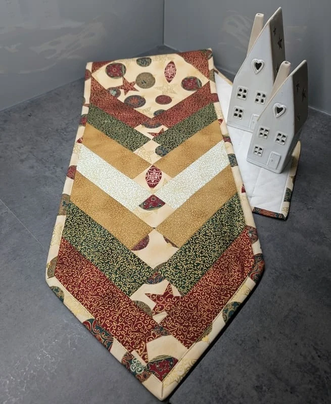 Tradiční vánoční patchworkový běhoun