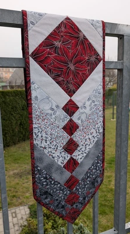 Vánoční patchworkový běhoun červeno šedý