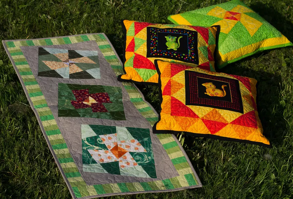 Polštář se žlutou spící kočičkou