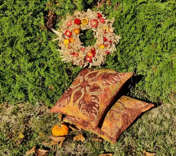 Polštář s hnědými listy