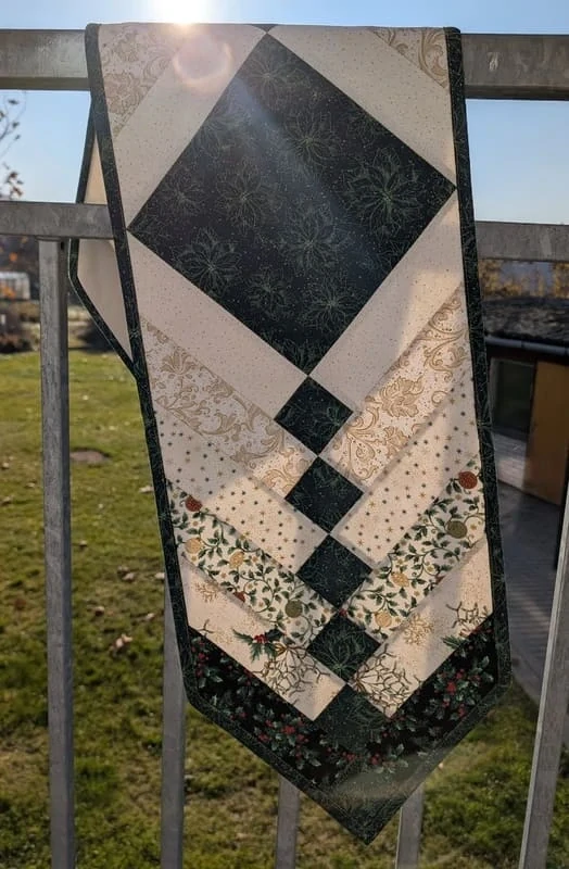 Vánoční patchworkový běhoun se zelenou vánoční hvězdou