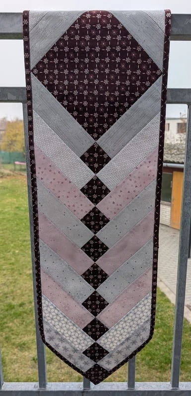 Růžovo šedý vánoční patchworkový běhoun