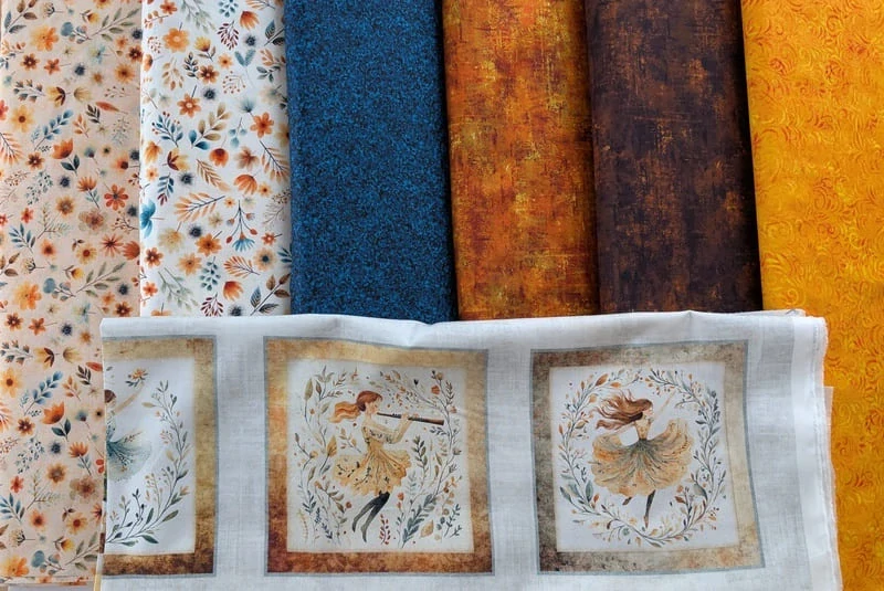 FQ Oranžové a modré kytičky a lístečky na meruňkové