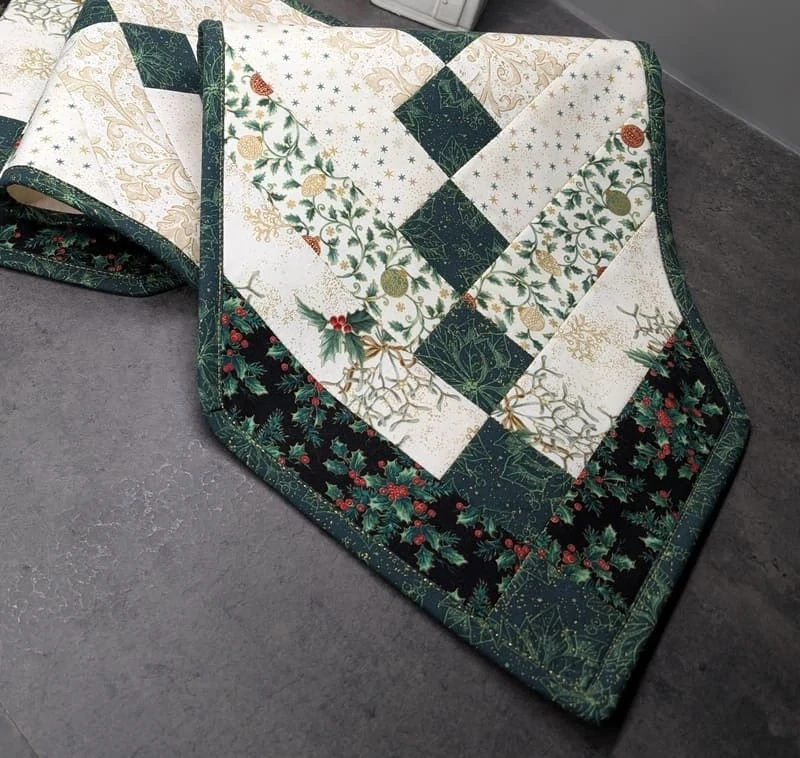 Vánoční patchworkový běhoun se zelenou vánoční hvězdou