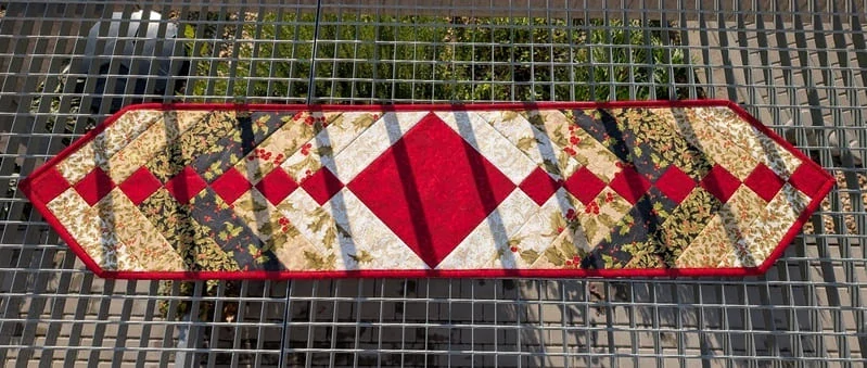 Červeno zeleno zlatý vánoční patchworkový běhoun