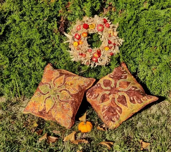 Polštář s hnědými listy