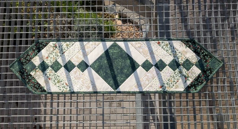 Vánoční patchworkový běhoun se zelenou vánoční hvězdou