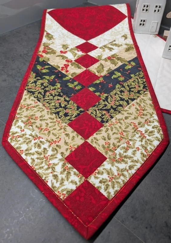 Červeno zeleno zlatý vánoční patchworkový běhoun