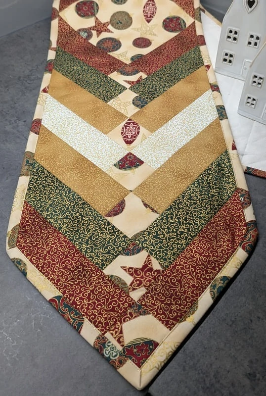 Tradiční vánoční patchworkový běhoun