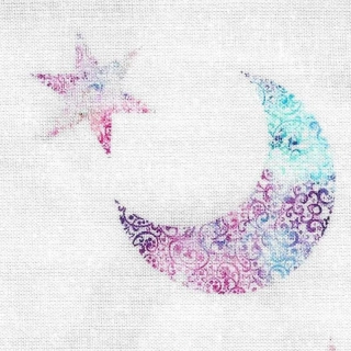 Barevné hvězdy a měsíce na bílé