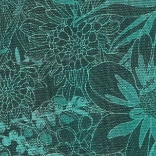 Květy jiřin a můry v zelené