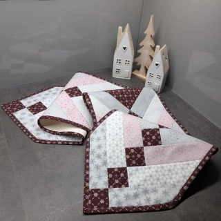 Růžovo šedý vánoční patchworkový běhoun