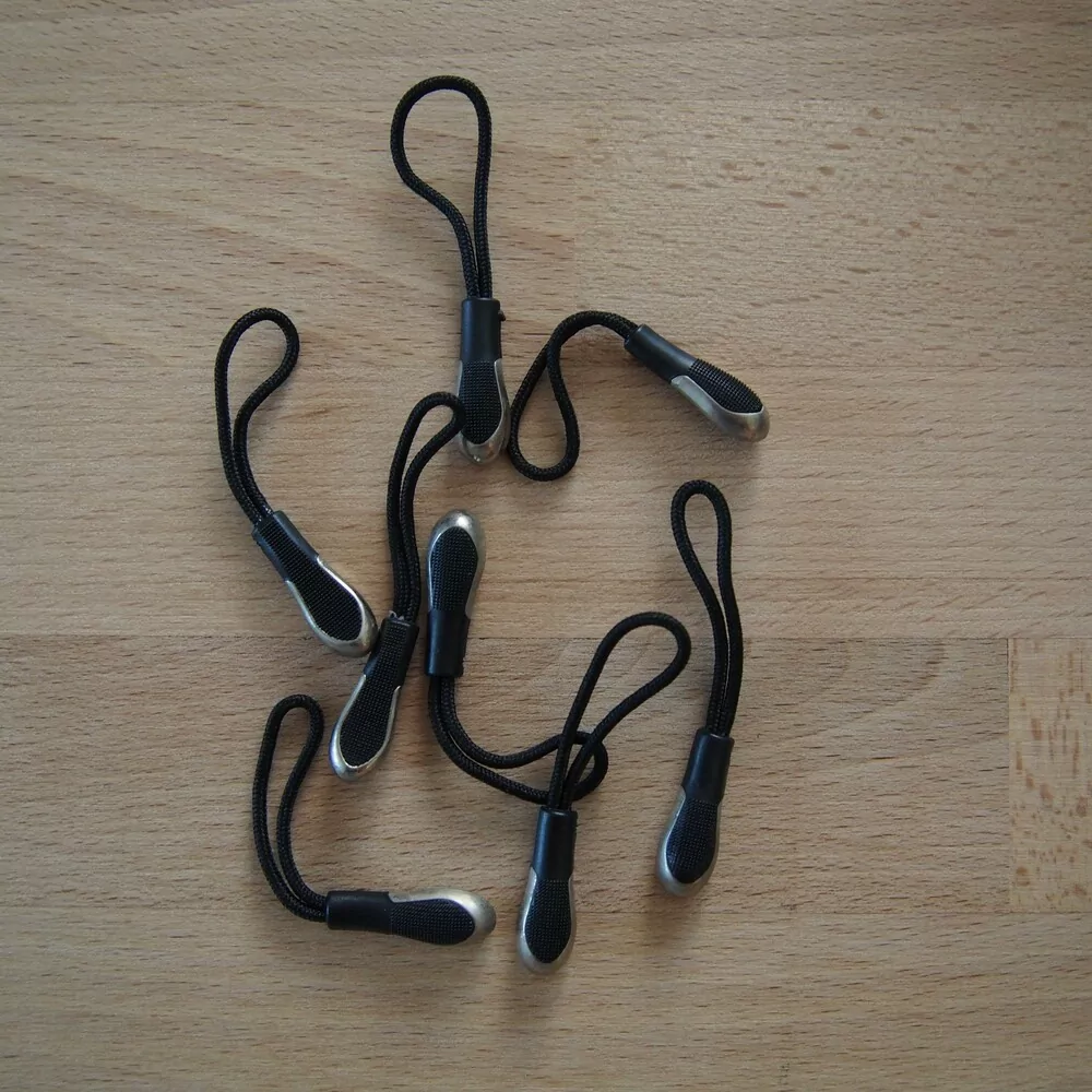 Poutko na zip černé s kováním