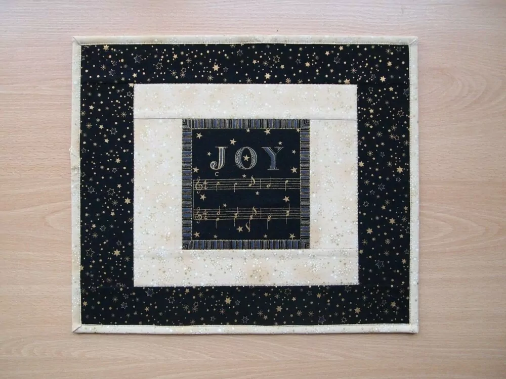 Prostírání s notovou osnovou a dopisem