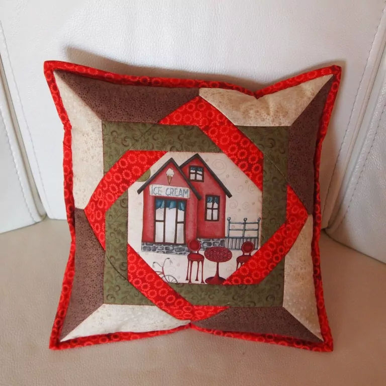 Polštář s červeným domečkem