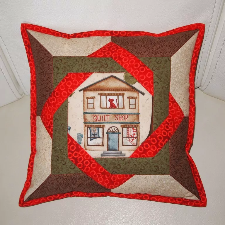 Polštář s hnědým domečkem