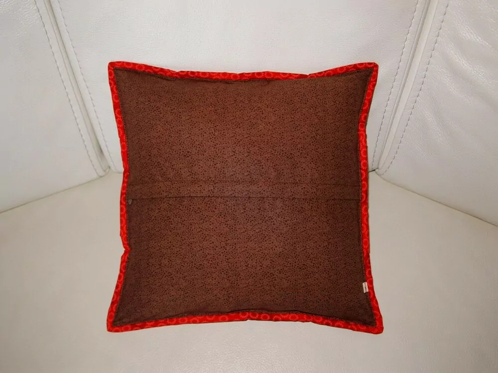 Polštář s červeným domečkem